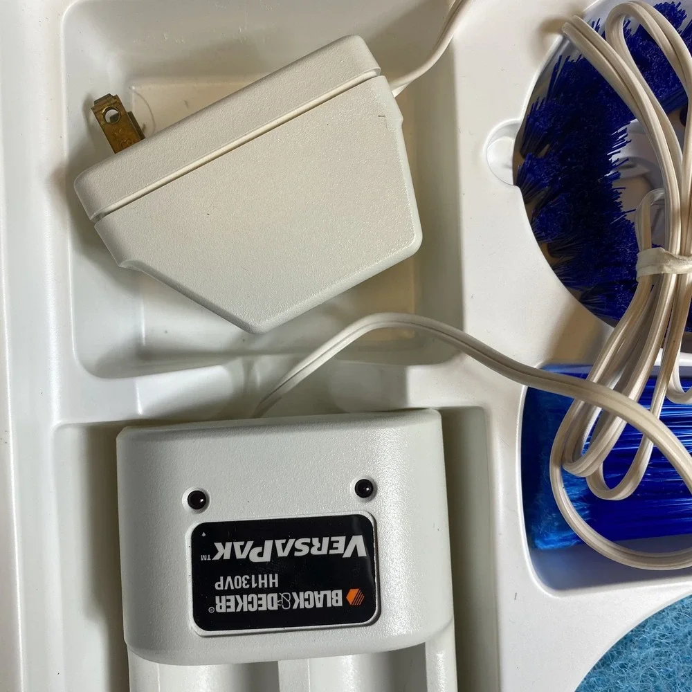 Black & Decker ScumBuster SB400 Cordless Tub Tile Scrubber VersaPak Battery Kit